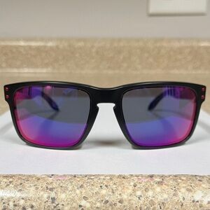 Oakley Holbrook sunglasses model 009102–36. Very good condition.